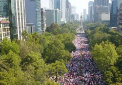 Claman por la democracia; cientos de miles de personas poblaron Reforma en defensa del INE