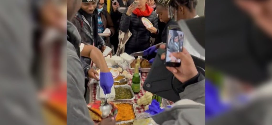 ¡Qué elegancia la de Francia! Pasajeros del Metro de NY celebran cena de Acción de Gracias dentro del tren