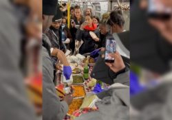 ¡Qué elegancia la de Francia! Pasajeros del Metro de NY celebran cena de Acción de Gracias dentro del tren