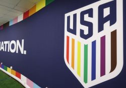Selección de EU muestra su apoyo a la comunidad LGBT+ en Qatar