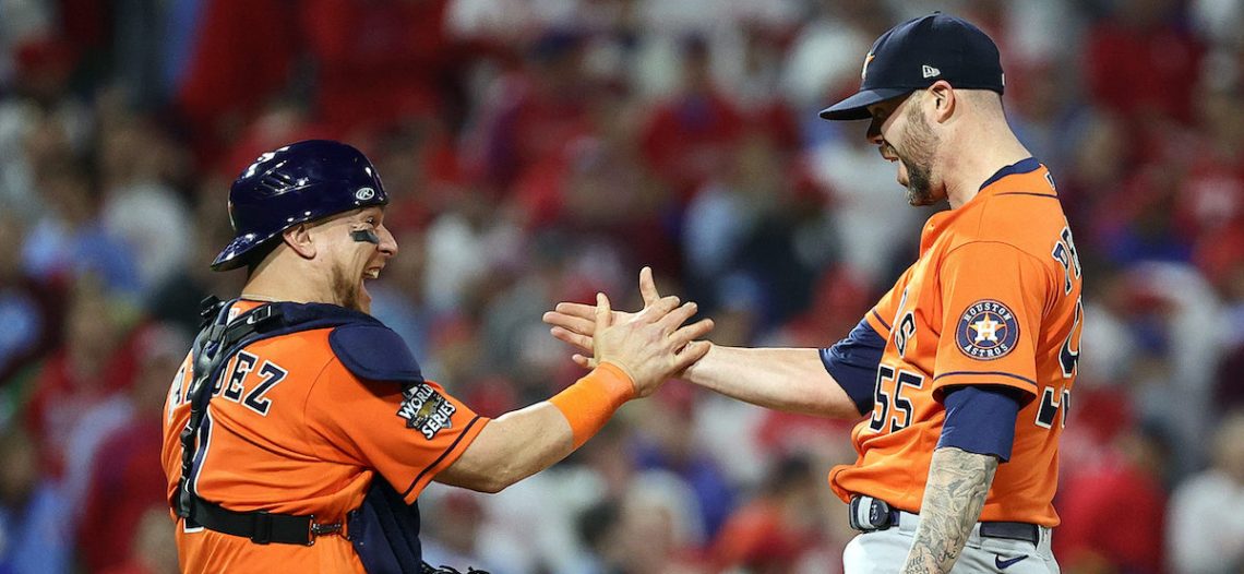Astros blanquean a Filis e igualan la Serie Mundial