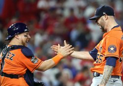 Astros blanquean a Filis e igualan la Serie Mundial