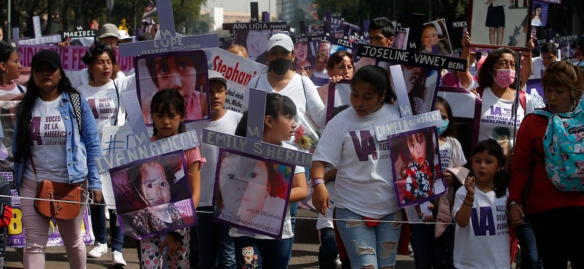 Marchan en la CDMX por Día de las Muertas