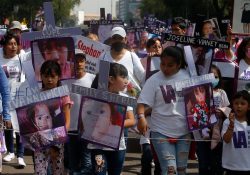 Marchan en la CDMX por Día de las Muertas