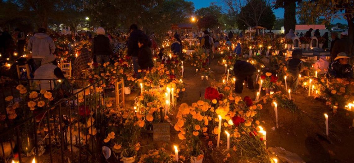 Mantienen viva la tradición del Día de muertos; saturan panteones