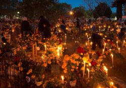 Mantienen viva la tradición del Día de muertos; saturan panteones