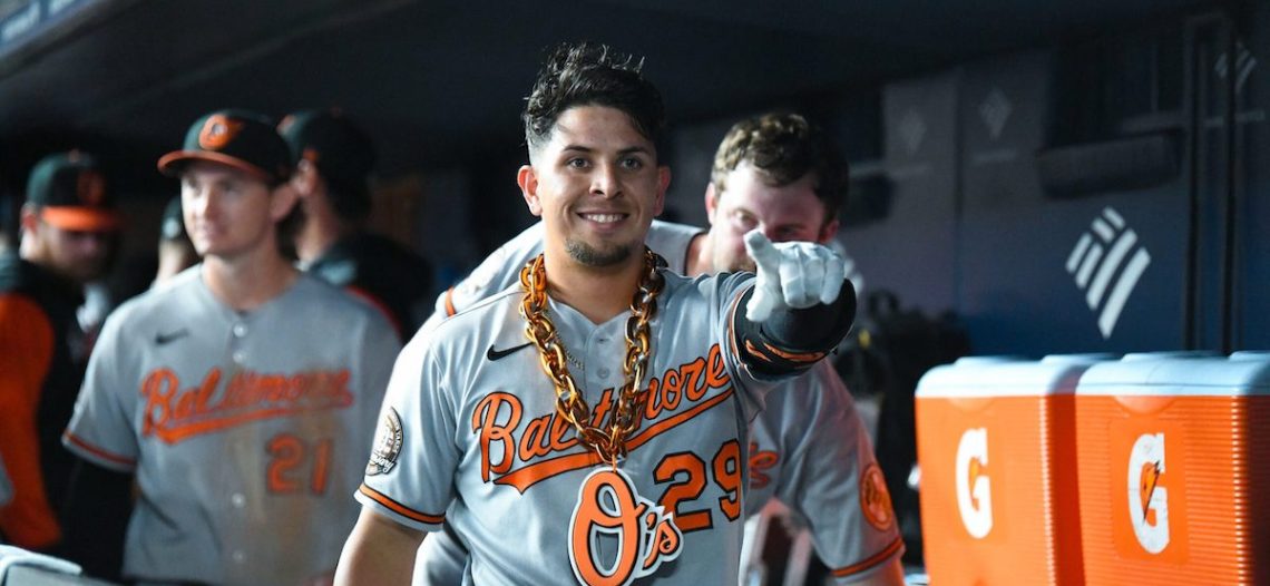 Ramón Urías recibe Guante de Oro como mejor tercera base