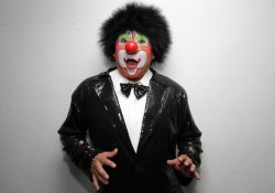 Chuponcito sera vinculado a proceso por acoso sexual; ¿habías visto al comediante sin maquillaje?
