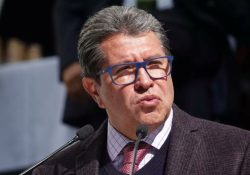 Por una visita a España, Monreal no estará en la marcha de AMLO