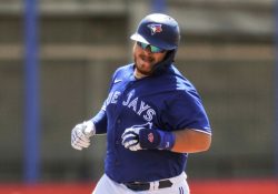 Alejandro Kirk, primer catcher mexicano que obtiene el Bat de Plata