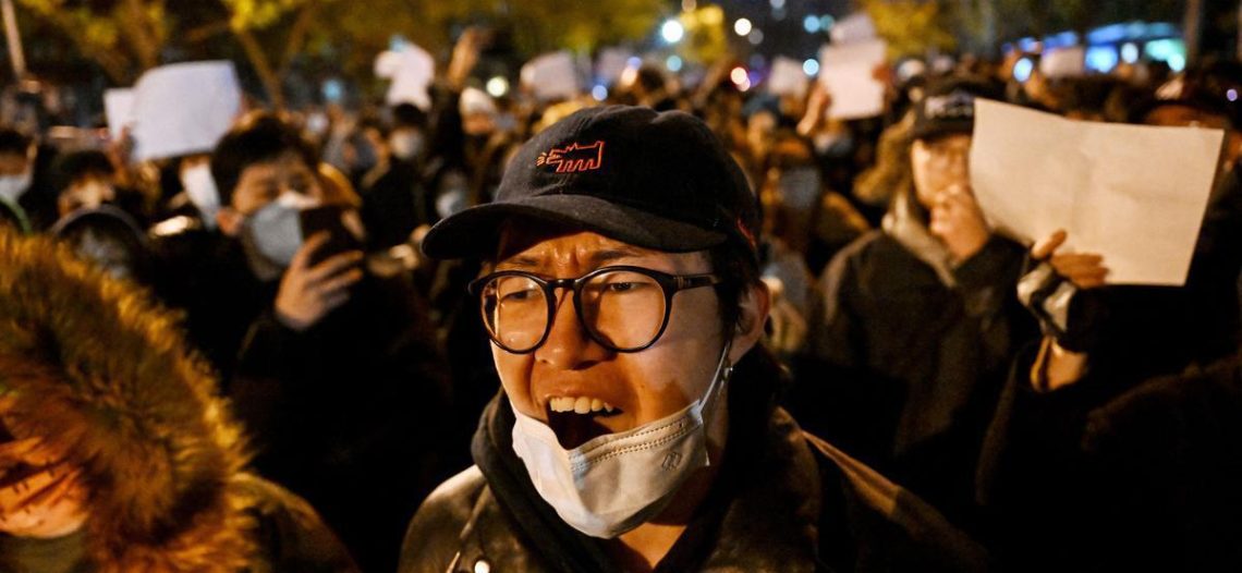China detiene a periodista de la BBC que cubría protestas contra confinamientos