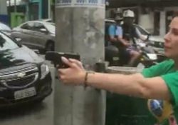 Diputada Brasileña Persigue a un Hombre a Punta de Pistola Antes de la Segunda Vuelta Electoral en Brasil: Video
