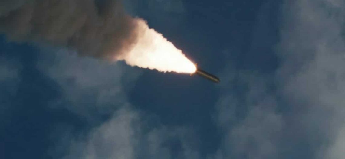 Corea del Norte dispara 14 misiles, uno de ellos cerca de Corea del Sur