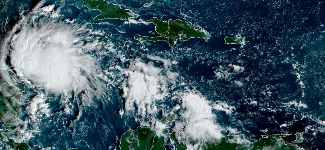 Huracán Lisa Causará Lluvias Intensas en el Sureste de México