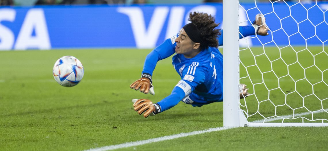 Atajada de Guillermo Ochoa entra en los libros de historia