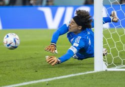 Atajada de Guillermo Ochoa entra en los libros de historia