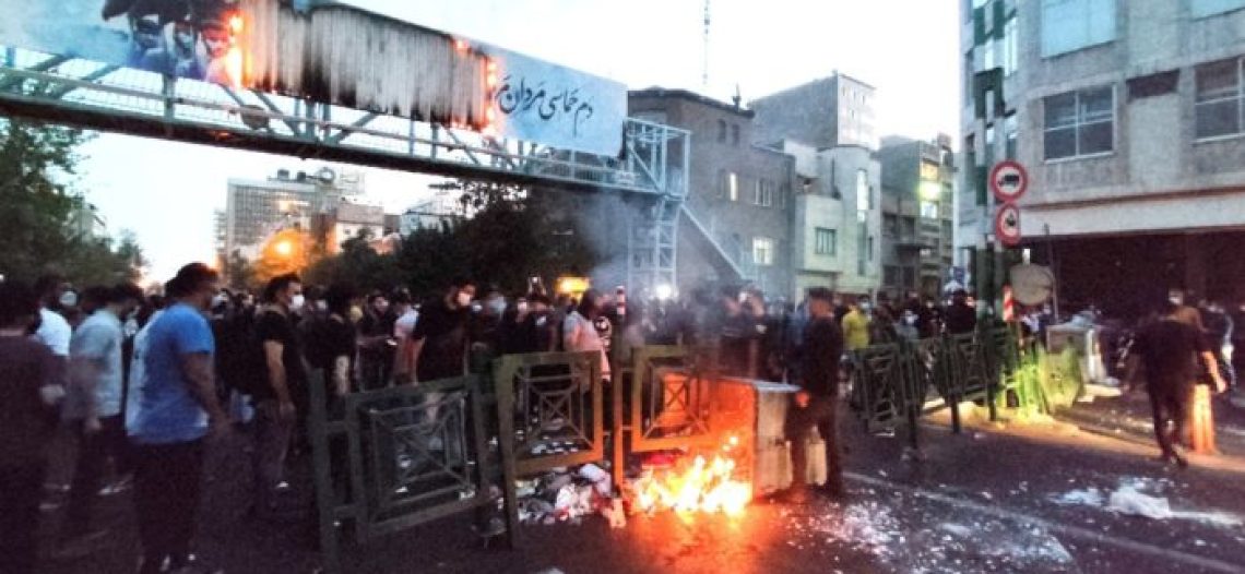 Irán condena a muerte a manifestante por ‘enemistad con Dios’
