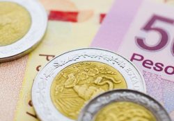 Cede inflación, gana el peso… y sube tasa; mejoran previsiones del Banco de México