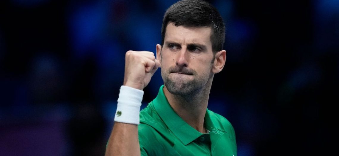 Novak Djokovic avanza a semis de las Finales ATP