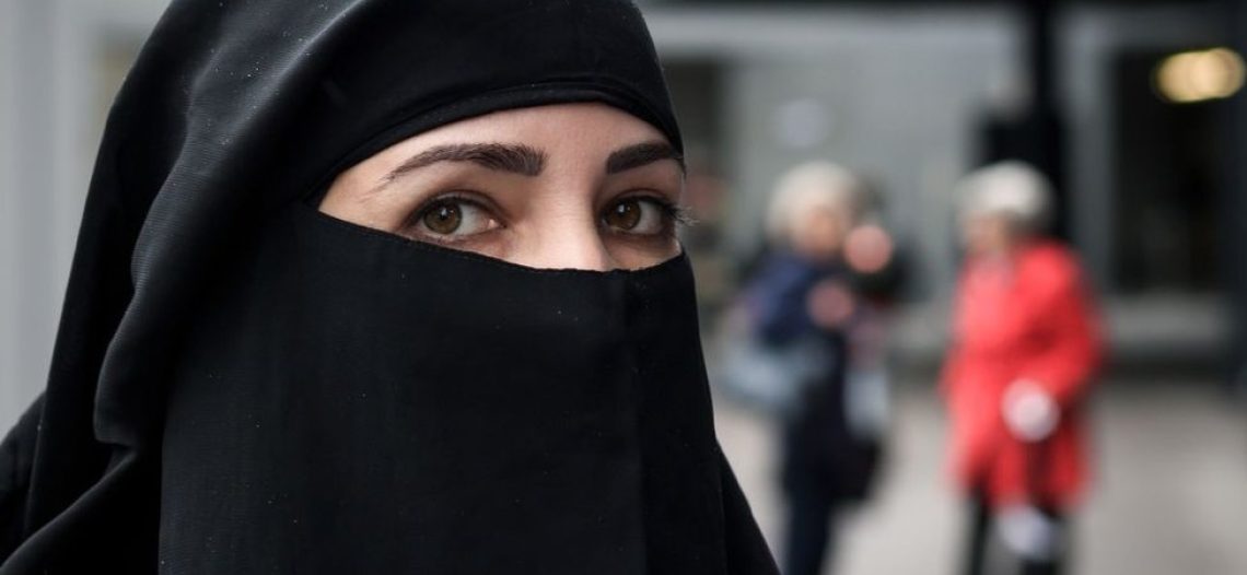 Irán amenaza con bloquear cuentas bancarias de mujeres que no usen el velo