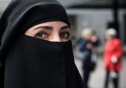 Irán amenaza con bloquear cuentas bancarias de mujeres que no usen el velo