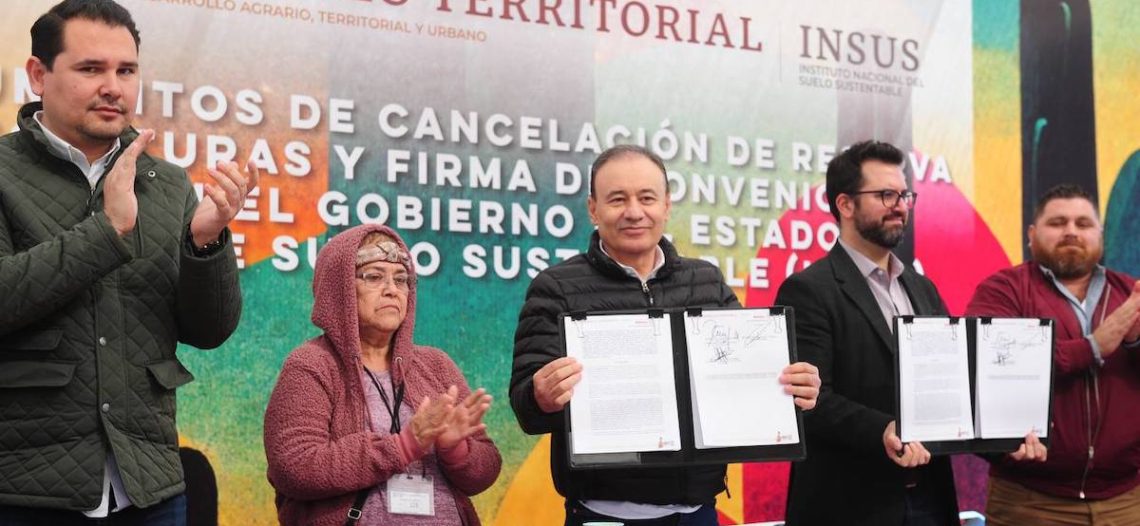 Entrega gobernador Alfonso Durazo 590 escrituras en el Poblado Miguel Alemán