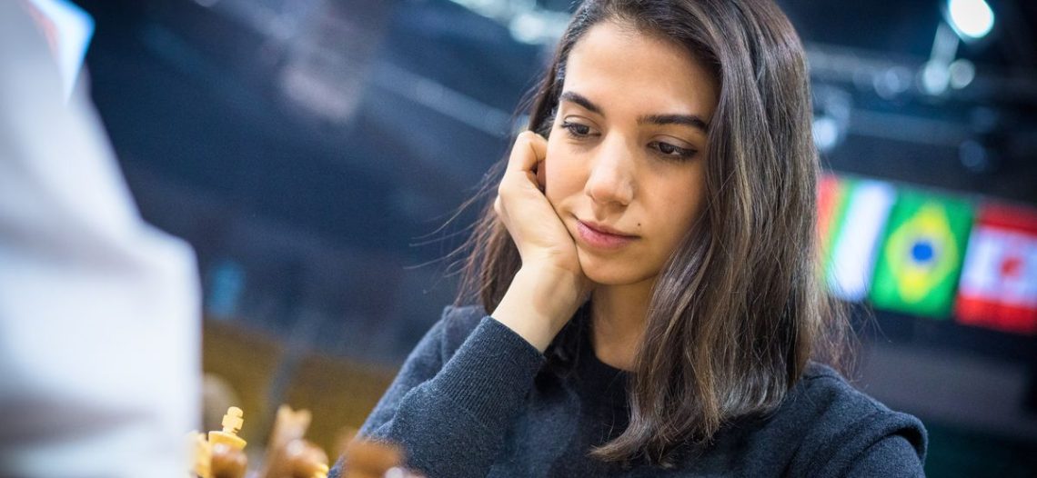 Mujer iraní compite en un torneo de ajedrez sin hiyab