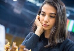 Mujer iraní compite en un torneo de ajedrez sin hiyab