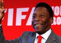 Pelé tranquiliza a todos con mensaje desde el hospital