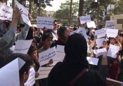 Alumnos en Afganistán se niegan a tomar exámenes hasta que se permita a mujeres en universidades