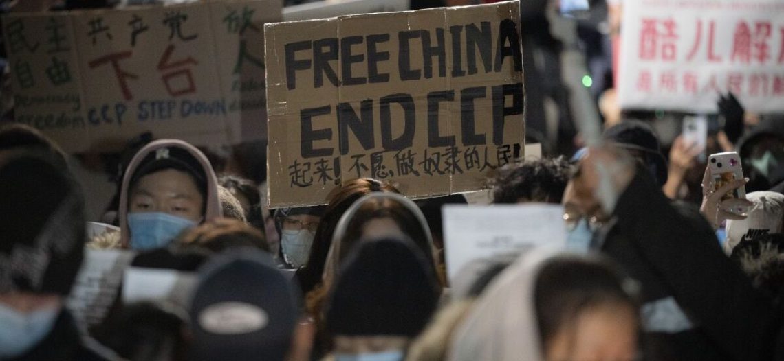 China cede a protestas y relaja cuarentena por covid