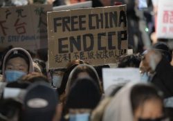 China cede a protestas y relaja cuarentena por covid