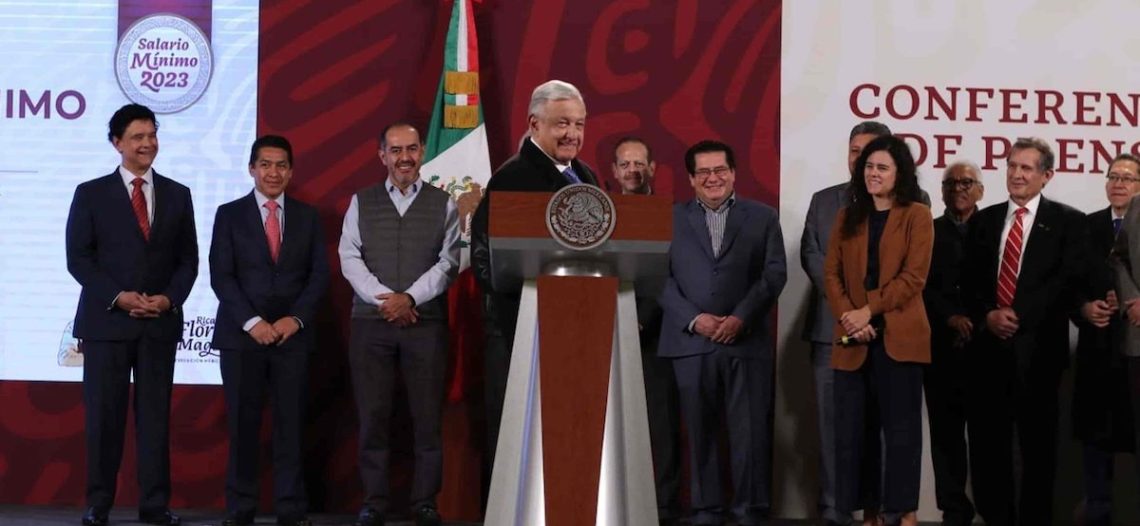 Gobierno pacta aumento de 20% al salario mínimo; busca atajar la inflación