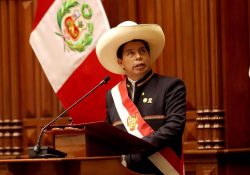 Juez de Perú dicta 7 días de prisión preventiva al expresidente Pedro Castillo