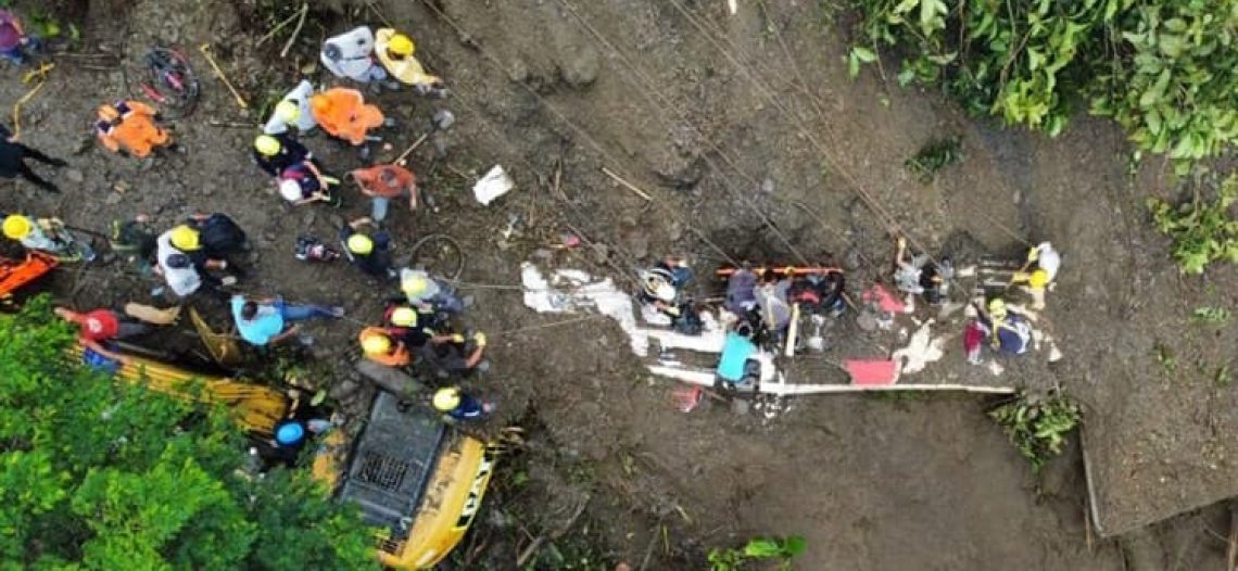 Deslave sepulta autobús en Colombia; hay más de 20 muertos