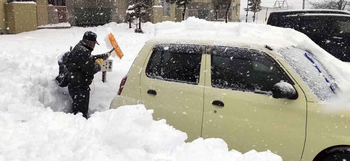 Suman 17 muertos en Japón tras fuertes nevadas; hay miles de afectados