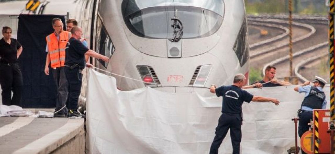 Sujeto mata a 2 personas y hiere a 7 a puñaladas, en tren en Alemania