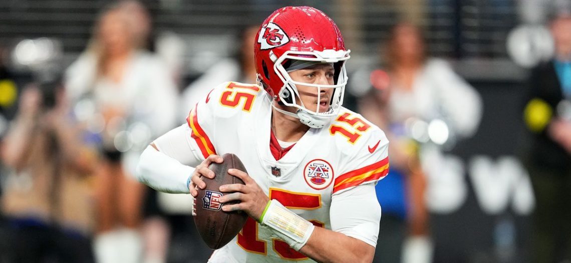 Patrick Mahomes rompe récord en victoria de Kansas sobre Raiders