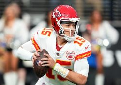 Patrick Mahomes rompe récord en victoria de Kansas sobre Raiders