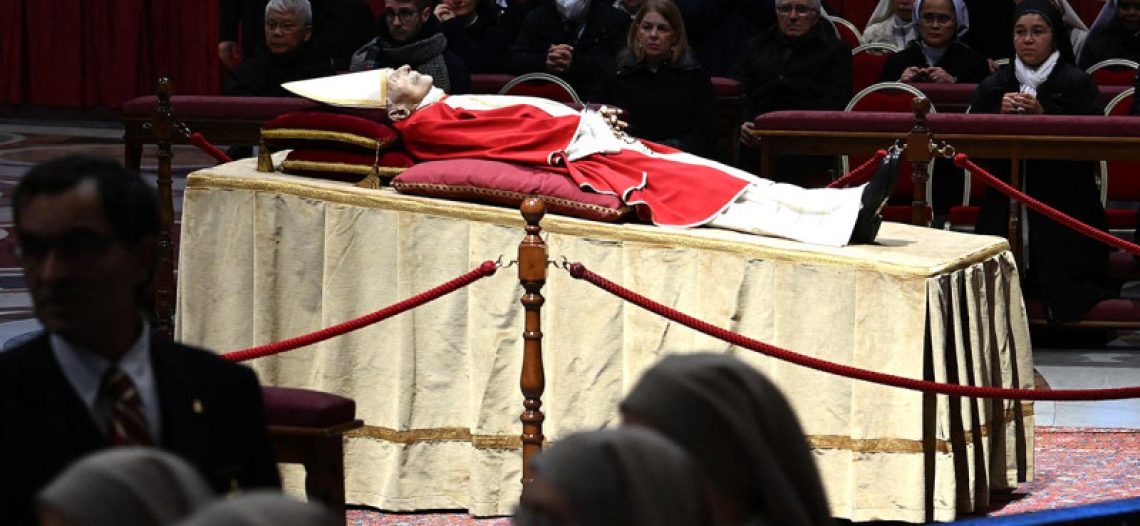 Cambian normas para elegir vestiduras con las que será enterrado Benedicto XVI