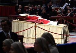 Cambian normas para elegir vestiduras con las que será enterrado Benedicto XVI