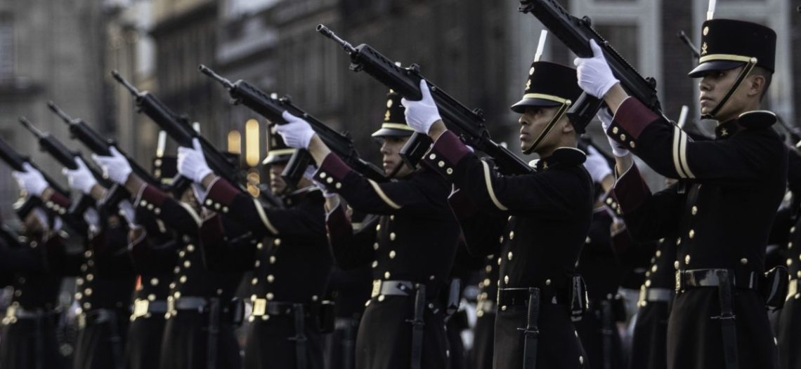 Cadetes de H Colegio Militar arrían Bandera Monumental del Zócalo
