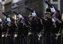 Cadetes de H Colegio Militar arrían Bandera Monumental del Zócalo