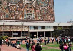 Piden retirar el título a Esquivel; universitarios firman solicitud
