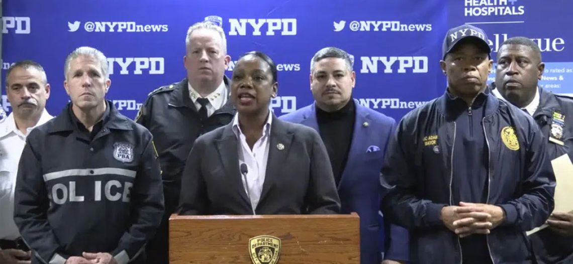 Detienen a sujeto que atacó a policías de Nueva York con machete en la víspera de Año Nuevo