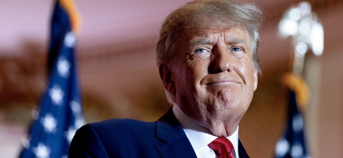 Trump presiona a Facebook para restaurar su cuenta