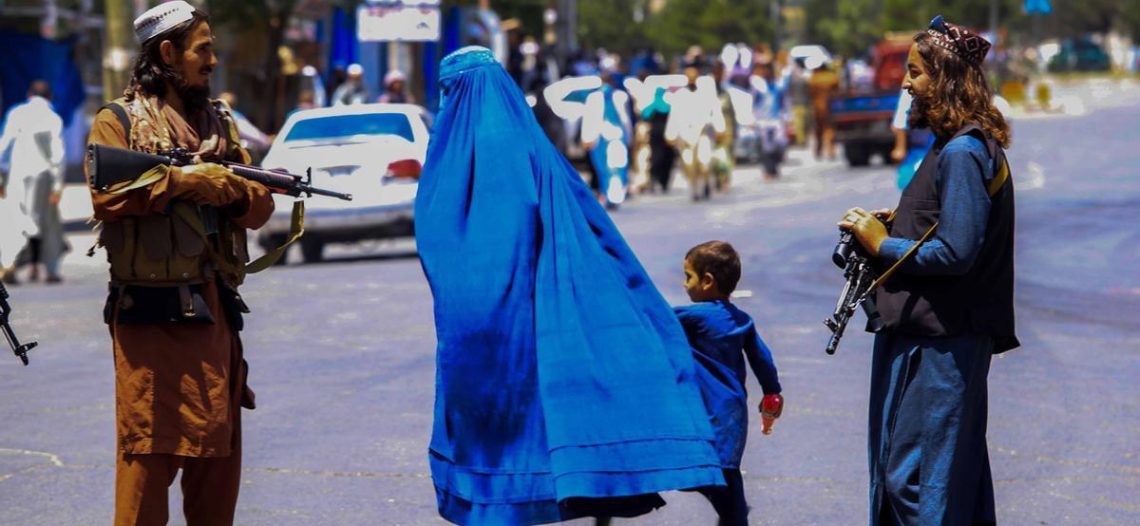ONU presiona a talibanes a revertir restricciones contra mujeres