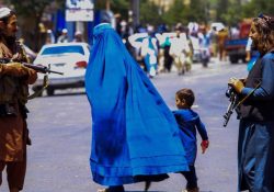 ONU presiona a talibanes a revertir restricciones contra mujeres