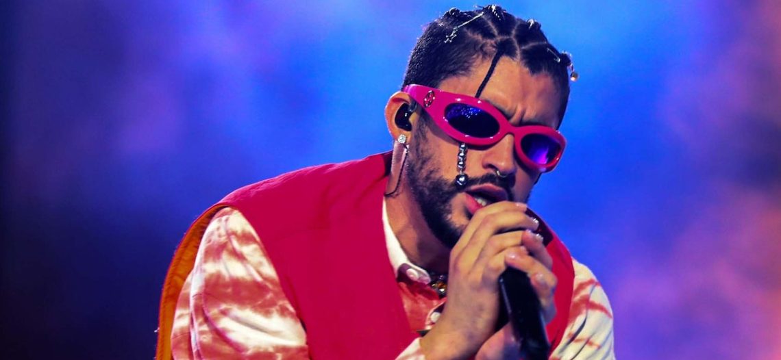 Bad Bunny ya había dicho que le molestan los fans que se le acercan con celular