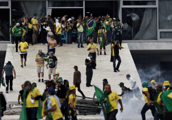 Invaden sedes del gobierno en rechazo a Lula; detienen a 400 por vandalismo
